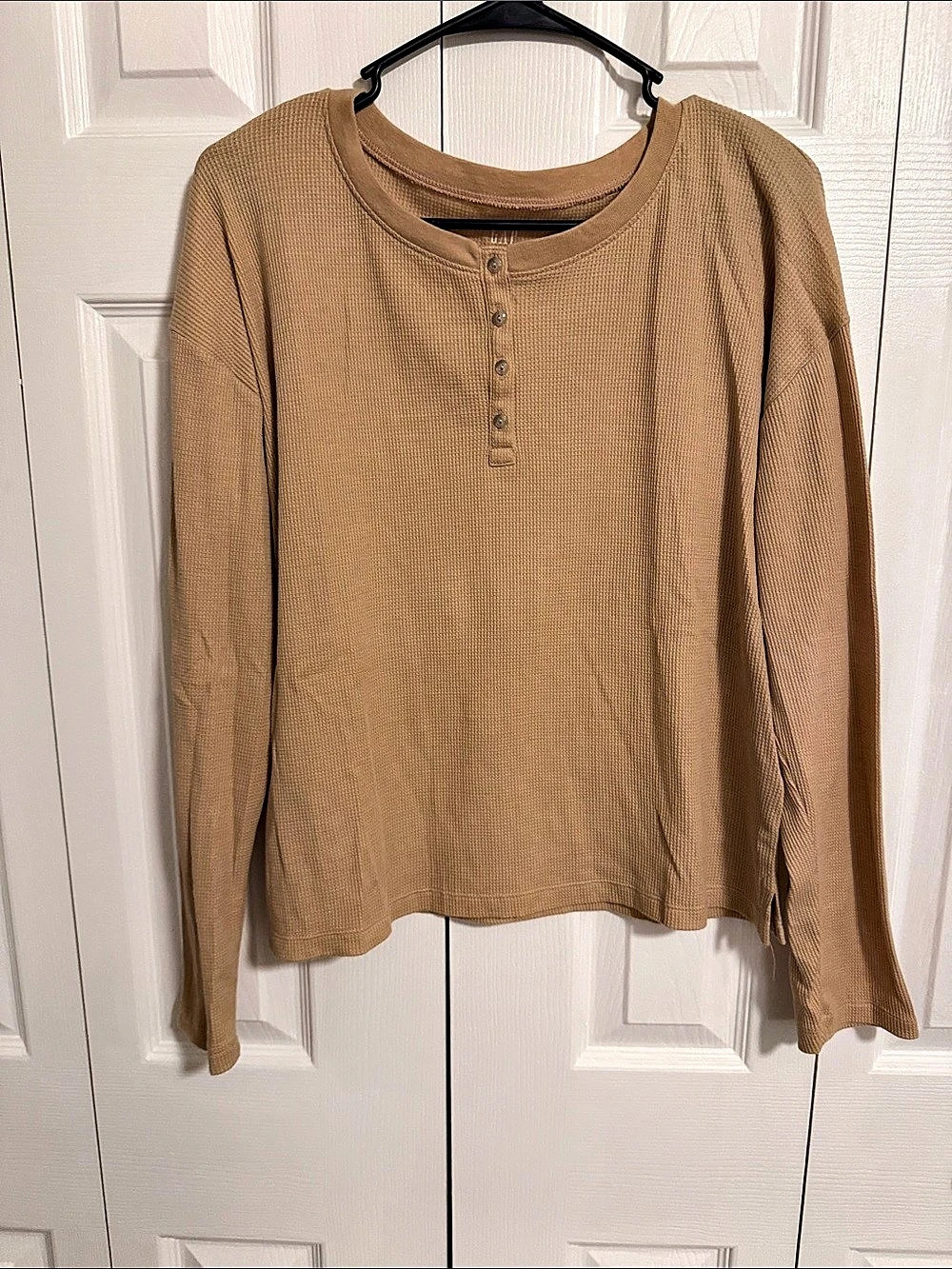 GAP Long Sleeve Henley in Brown Size Medium